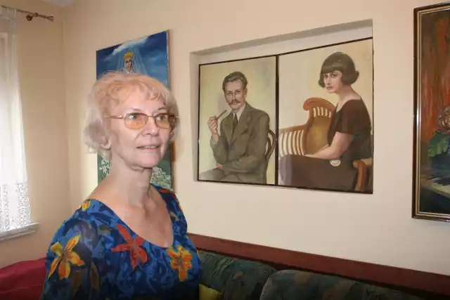 Sądeczanka Grażyna Kulig przed namalowanymi przez siebie portretami rodziców. Ojciec zginął w 1943 roku, matka zmarła sześć lat później