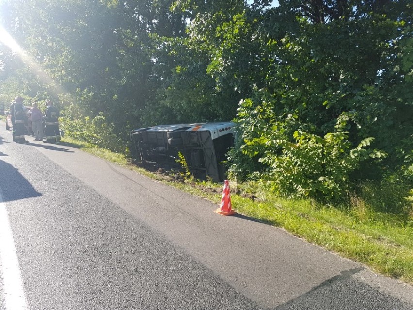 Wpadek busa na drodze wojewódzkiej nr 214 w okolicach...