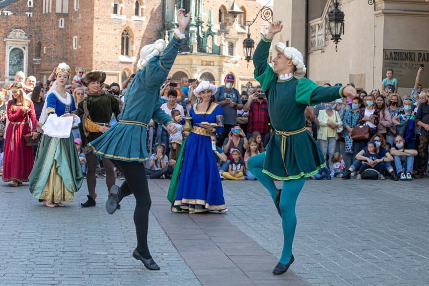 Muzyczny spektakl baletu Cracovia Danza na krakowski Rynku...