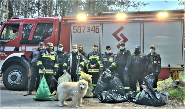 Druhowie z OSP Chrząstowice (gmina Wolbrom) byli dumni z wykonanego przez siebie zadania posprzątania okolicy.