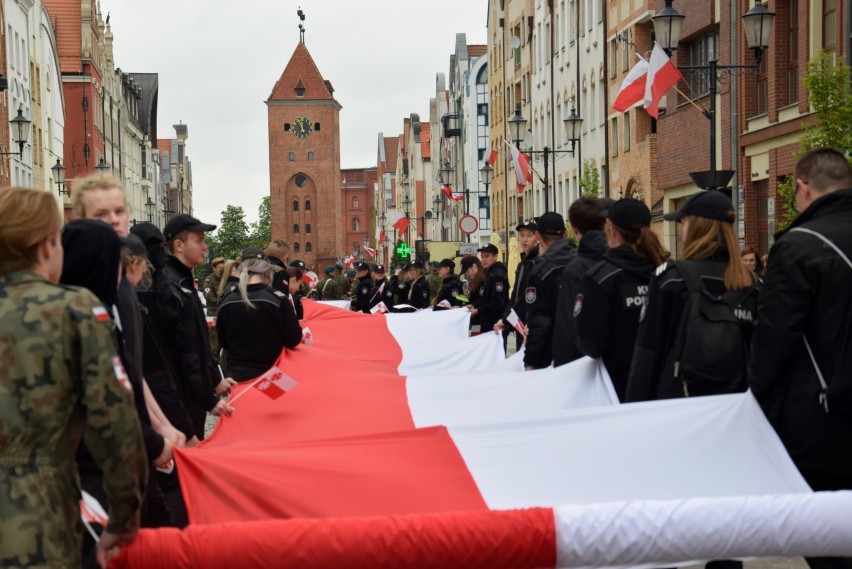 Brama Targowa w narodowych barwach. Święto Flagi w Elblągu