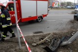 W Bydgoszczy auto uderzyło w latarnię. Kobieta w ciąży zabrana do szpitala