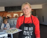 Smakosz w Tomaszowie. Ukrainki smacznie gotują po polsku i ukraińsku. Chcą pomagać Ukrainie [ZDJĘCIA]