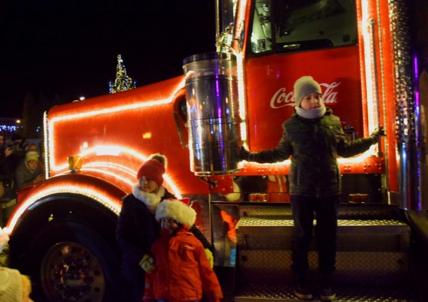 Piła. Świąteczny konwój Coca-Coli przyjechał do miasta. Zabawa na Placu Staszica z czerwoną ciężarówką w tle [ZDJĘCIA]