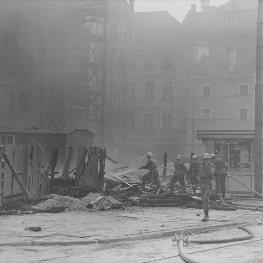 Akcja gaśnicza w trakcie pożaru kościoła św. Elżbiety, 1975...