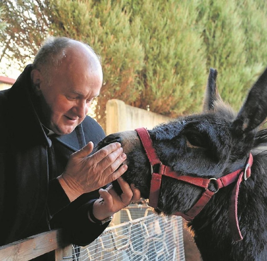 Ks. Zbigniew Zgoda zachęca do zobaczenia żywej szopki w...