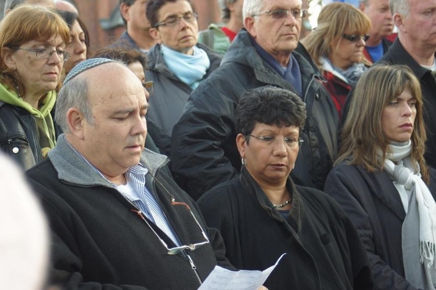 Mszana: Izraelczycy modlili się nad grobem ofiar Marszu Śmierci z 1945 roku