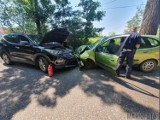 Czołowe zderzenie renault i hyundaia w Dąbrówce Dolnej pod Namysłowem. Autami jechały dzieci