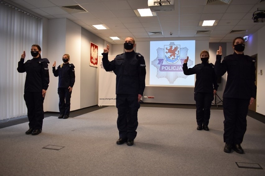 KPP Stargard. Ślubowanie nowo przyjętych policjantów stargardzkiej komendy. Większość to kobiety. ZDJĘCIA, WIDEO