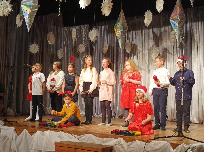 Świąteczny koncert uczniów szkoły muzycznej w Tomaszowie. Zbierali pieniądze na leczenie Jasia Czarneckiego [ZDJĘCIA]