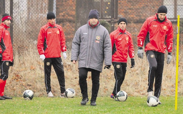 Radosław Mroczkowski prowadzi trening widzewiaków.