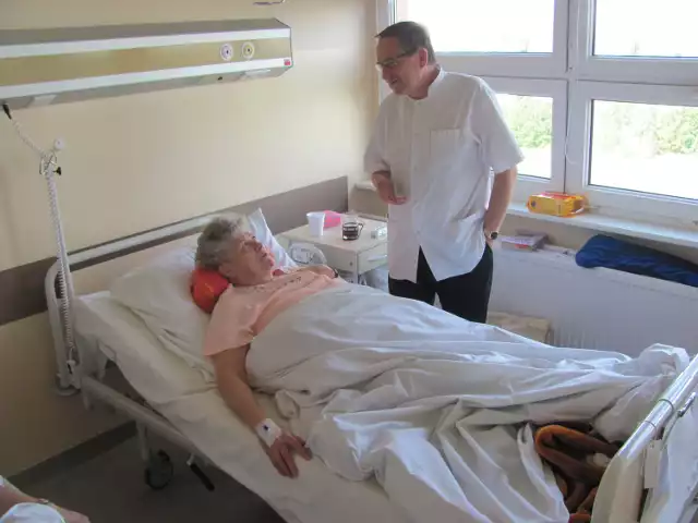 Ordynator Zbigniew Bogusz rozmawia z jedną z pacjentek po zabiegu metodą endowaskularną.