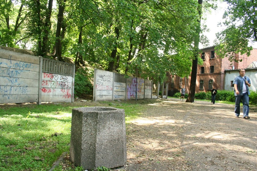 Leszno. Kiedyś zaniedbane miejsce, dziś piękny park. Aleja Słowackiego przyciąga spacerowiczów [ZDJĘCIA]