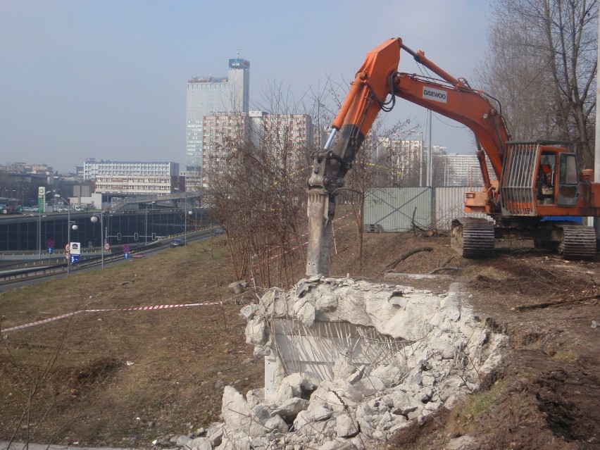 23 marca 2011 roku. Burzenie tunelu dla pieszych między...