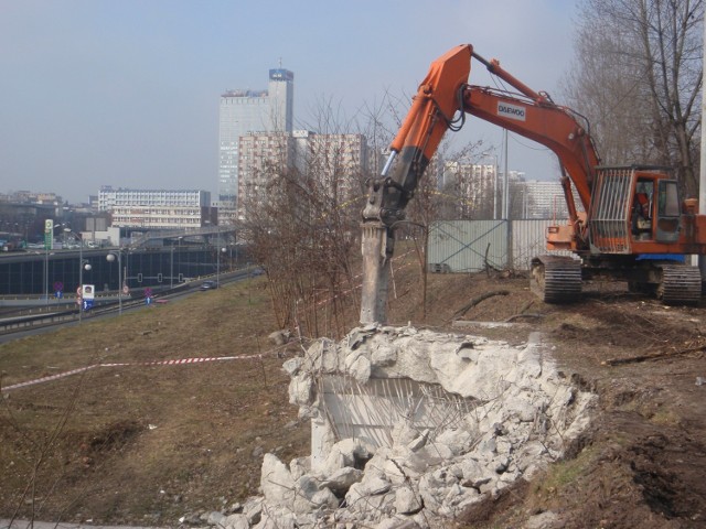 23 marca 2011 roku. Burzenie tunelu dla pieszych między Roździeńskiego a kopalnią i parkiem w Bogucicach. W tym miejscu jest dziś ulica Dobrowolskiego