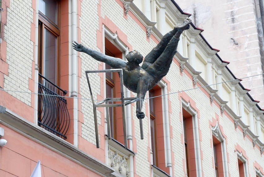 Woonerf na Piramowicza w Łodzi. Odsłonili rzeźbę akrobaty [ZDJĘCIA, FILM]