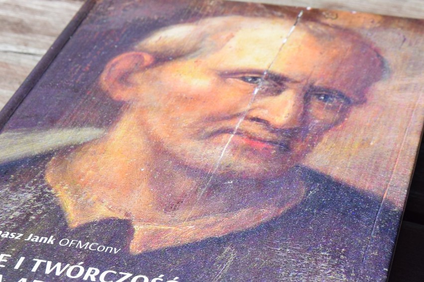 Na okładce książki autoportret Swacha z kościoła w Wełnie