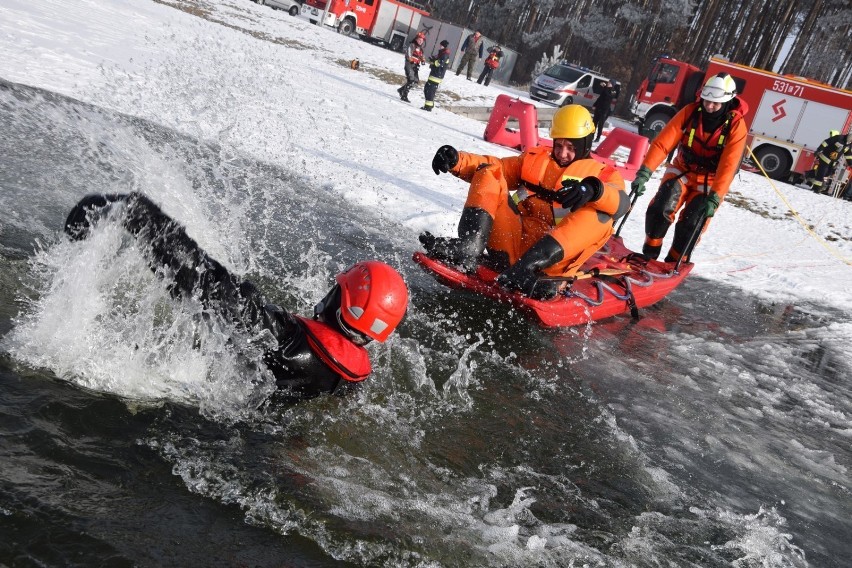 Specjalistyczna Grupa Ratownictwa Wodno-Nurkowego Sieradz rozpoczęła 5 rok działalności. Na początku też były lodowe manewry (zdjęcia)