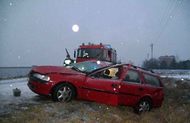 Opel wjechał do rowu