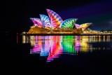 Mają rozmach! W Sydney trwa festiwal światła, miasto wygląda niesamowicie [ZDJĘCIA]