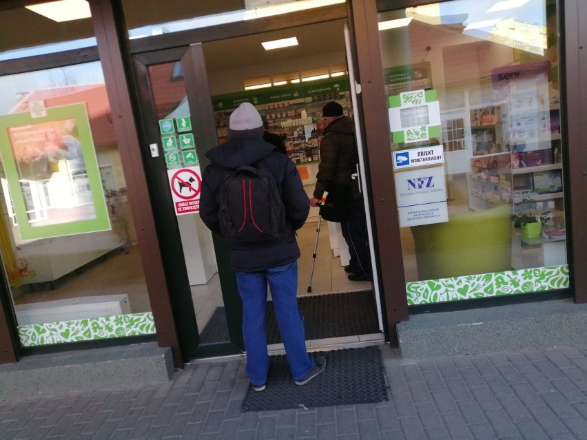 Kornawirus Wałbrzych. Kolejki przed aptekami ludzie wykupują witaminę C. Można wchodzić pojedynczo