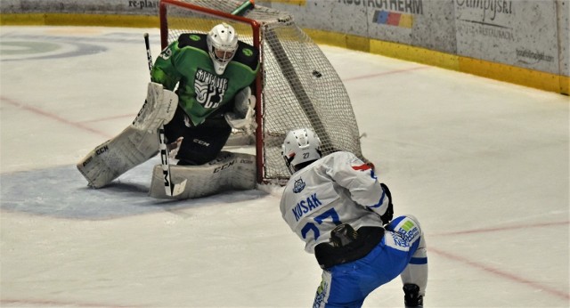 EUHL: Sabers Oświęcim - Sapientia U-23 (Rumunia) 7:6 po dogrywce. Na zdjęciu: Patryk Kusak zdobywa czwartą bramkę dla Sabers Oświęcim