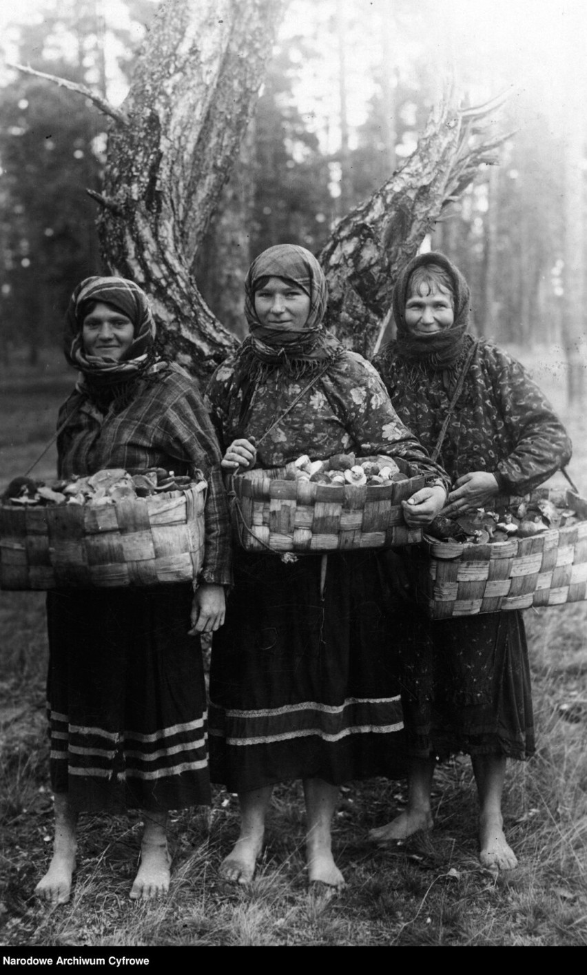 Kobiety z Polesia w tradycyjnych strojach pozują z koszami...