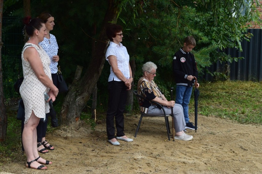 Obchody Dnia Walki i Męczeństwa Wsi Polskiej.  Przy obelisku w Dębinie złożono kwiaty i zapalono znicze