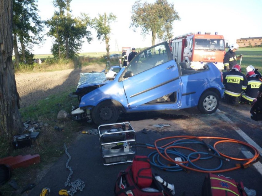 Wypadek w Uchorowie: Volkswagen uderzył w drzewo