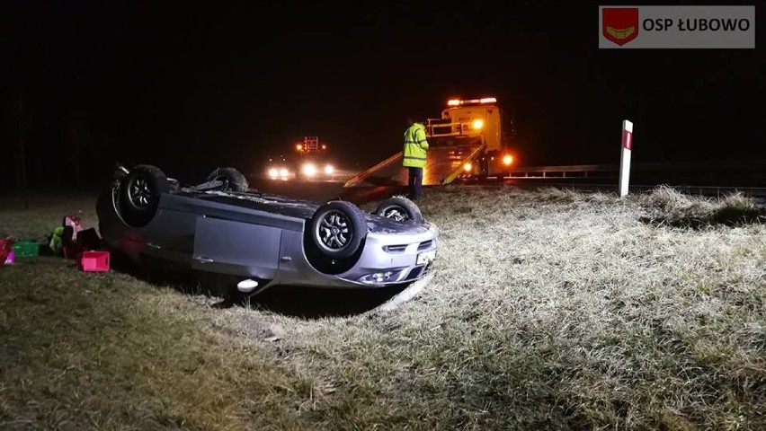 Nocne dachowanie samochodu osobowego na trasie S5. Kierowca był pod wpływem alkoholu 