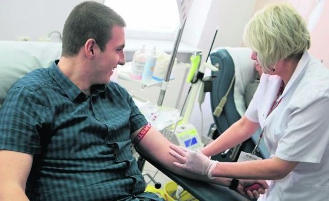 Oddanie krwi jest bezbolesne i sprowadza się do spędzenia kilku minut w wygodnym fotelu