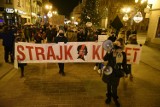 Protest kobiet w Toruniu. Zobacz zdjęcia z demonstracji po opublikowaniu uzasadnienia wyroku ws. aborcji 