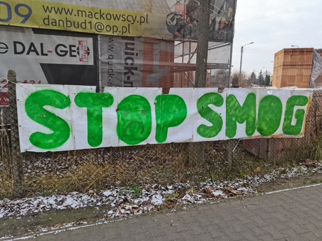 Baner, który pojawił się na ulicy Powstańców Wielkopolskich w Szamotułach, forma walki z narastającym problemem zanieczyszczenia powietrza w mieście
