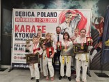 Medale i trzy tytuły mistrzowskie w Dębicy karateków KSW Bushi Radomsko. ZDJĘCIA