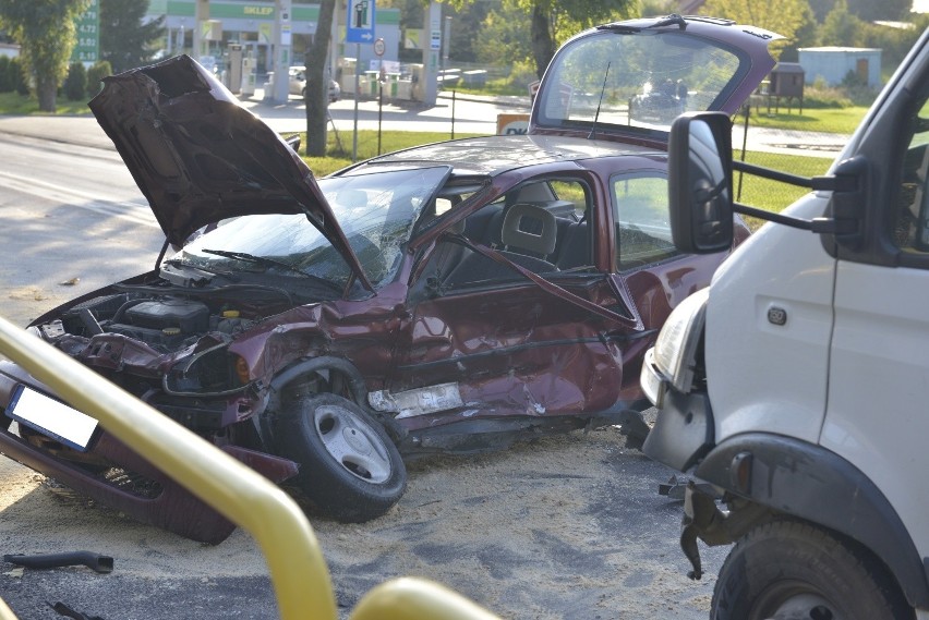 Wypadek w Radomicach. Kobieta trafiła do szpitala [zdjęcia]