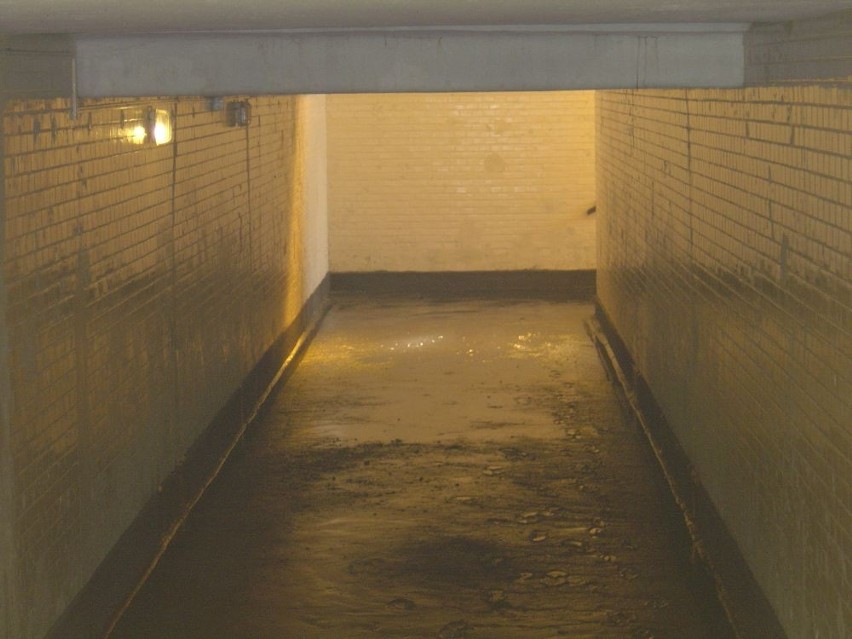 Wrocław: Na stacji Kuźniki podróżni chodzą przez tory, bo tunel jest wciąż zalany