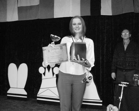 Anika Tadych (Emdek) z pucharem i medalem za zajęcie pierwszej lokaty wśród juniorek do lat 18
