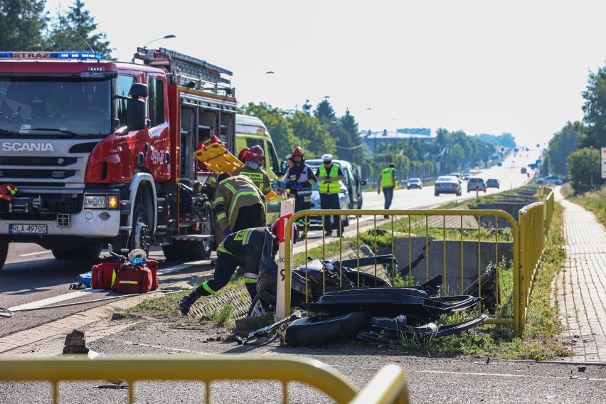 Wypadek na DK 94 w Kraczkowej. Kierowca BMW uderzył w przepust. Strażacy rozcinali wrak [ZDJĘCIA]