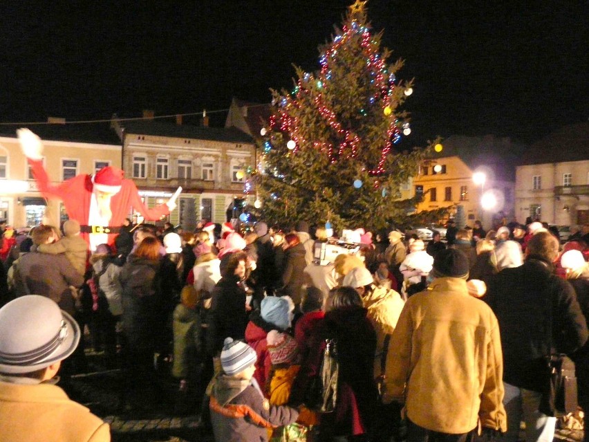 Sieradz: Choinka na Rynku &quot;odpalona&quot;