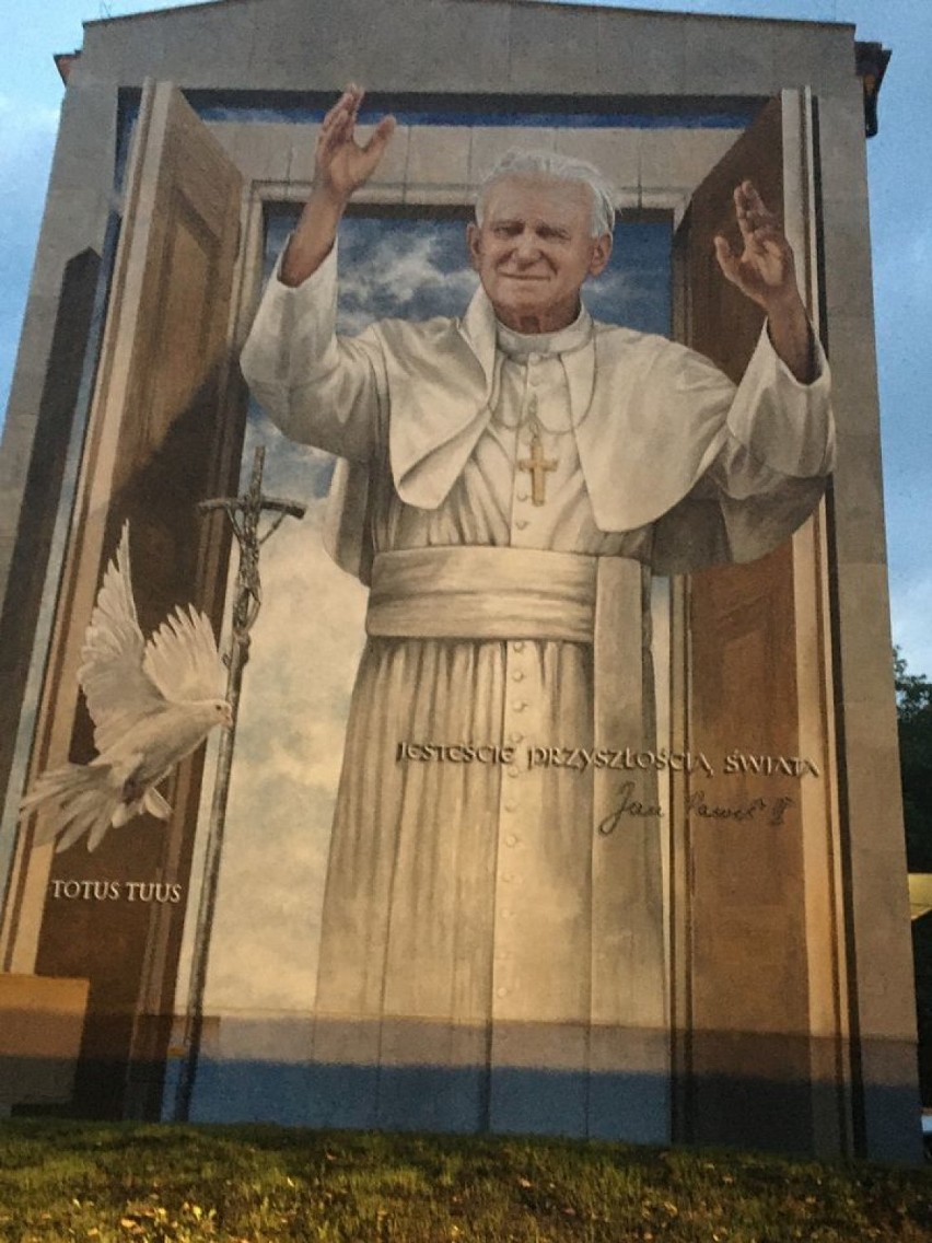 Wojnicz. Ogromny mural papieski na szkole robi wrażenie. Malowidło podziwiają nie tylko mieszkańcy [ZDJĘCIA]