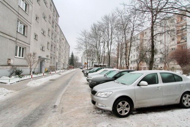 Problem z zaparkowaniem pod własnym blokiem ma wielu mieszkańców osiedla Ugorek