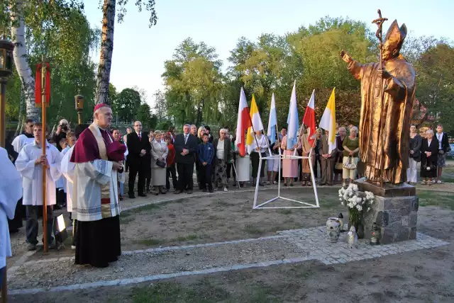 Pomnik Jana Pawła II została postawiona na terenie miejscowego probostwa