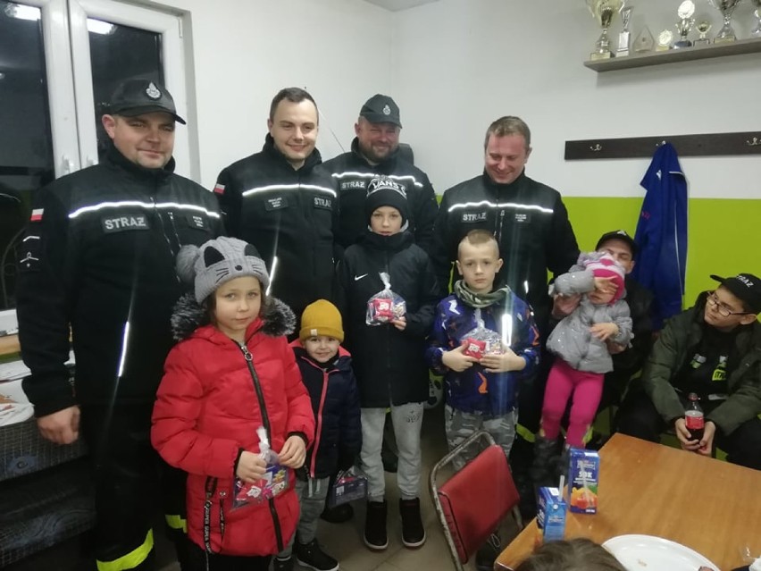 Strażacy z Wąsowa zorganizowali Mikołajki dla młodzieżowców