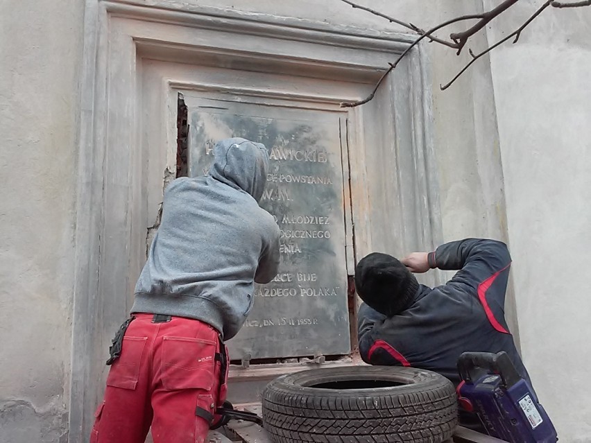 Zdemontowano komunistyczną tablicę w Łowiczu (Zdjęcia)
