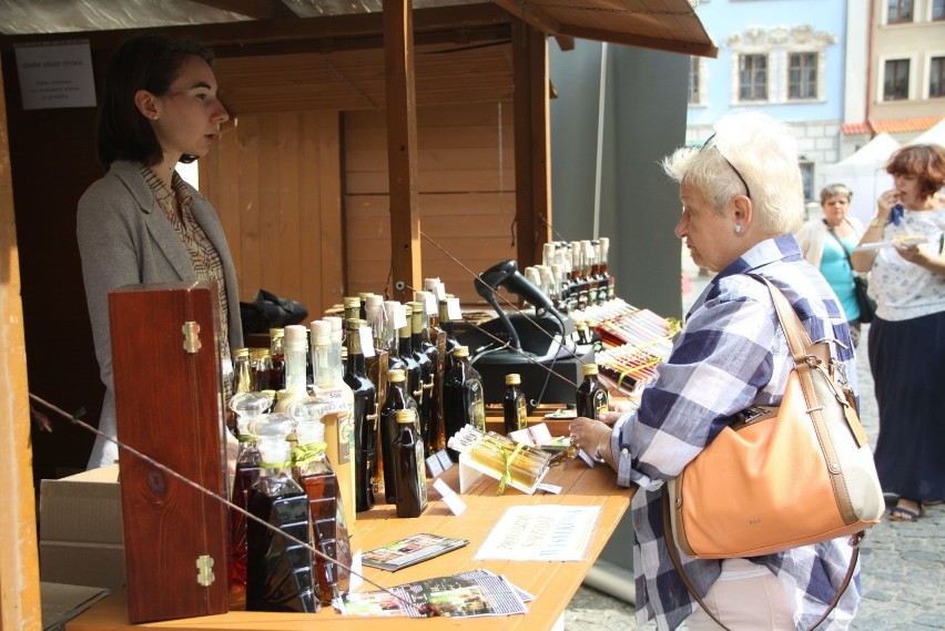 Europejski Festiwal Smaku rozpoczęty. Stragany już stoją na Starym Mieście (ZDJĘCIA) 