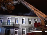 Pożar mieszkania przy ulicy Iczka w Międzychodzie - w nocy z żywiołem walczyło 9 zastępów straży pożarnej, 11 osób ewakuowano