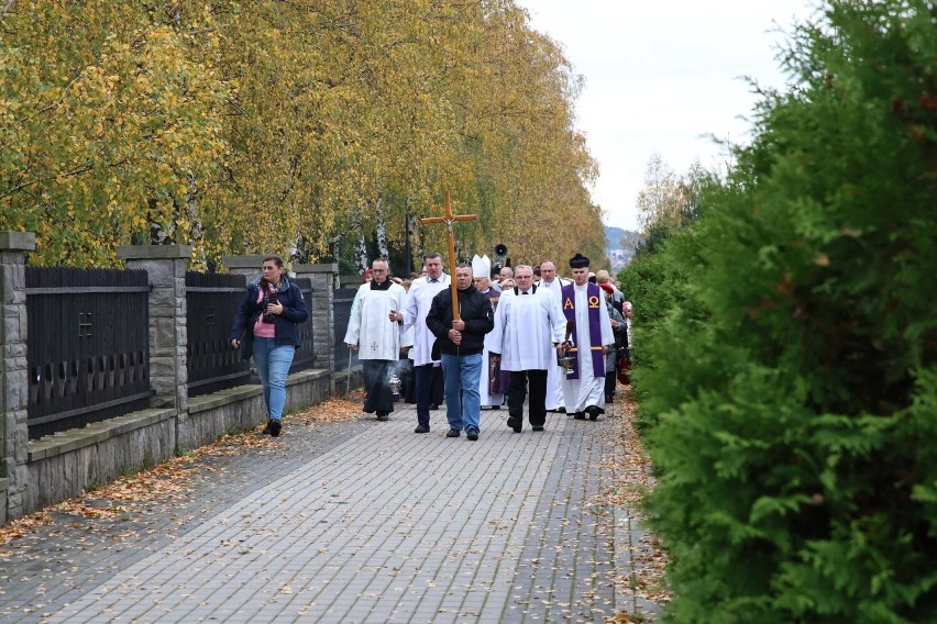 Wszystkich Świętych 2023. Tłumy na cmentarzu w Cedzynie. Mszę świętą odprawił ksiądz biskup Marian Florczyk. Zobacz zdjęcia
