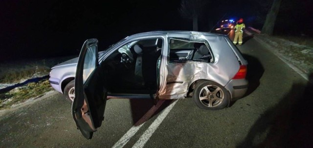 18-latek kierujący Volkswagenem zjechał do przydrożnego rowu i uderzył w drzewo. Do wypadku doszło na trasie Krzykosy-Wandowo (gmina Gardeja).