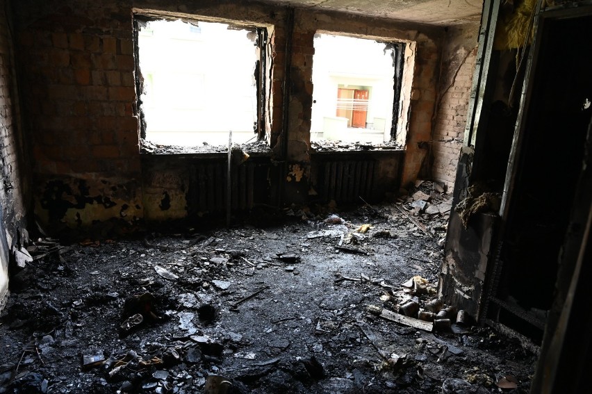 Budynek po pożarze w Kielcach nie nadaje się do zamieszkania. 16 rodzin trafiło do hotelu [WIDEO, ZDJĘCIA]