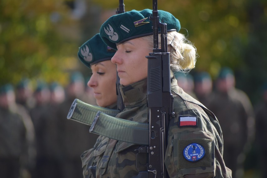 Musztra paradna pododdziału kobiet 15. Sieradzkiej Brygady...